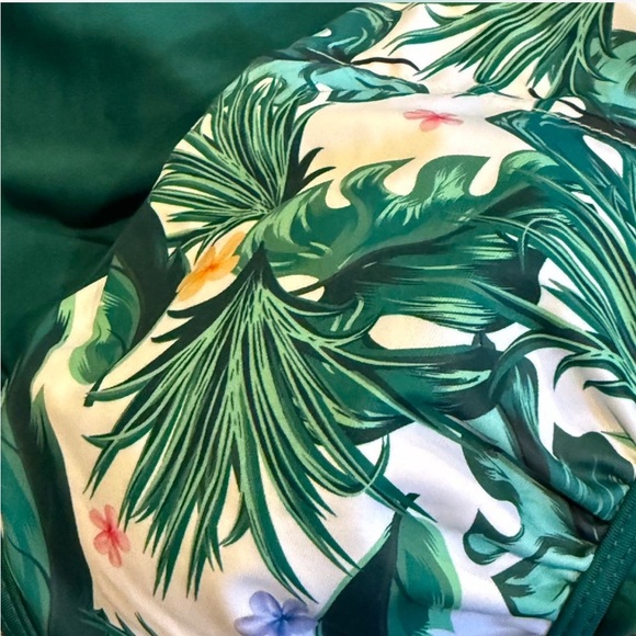Sporty Athletic Tankini Top Green W/ Floral Accents. S - Picture 3 of 5